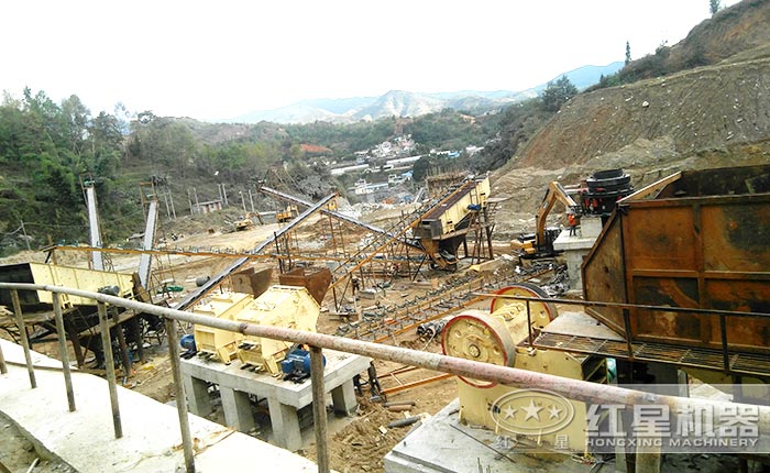 石灰石破碎生產(chǎn)線作業(yè)現(xiàn)場(chǎng)