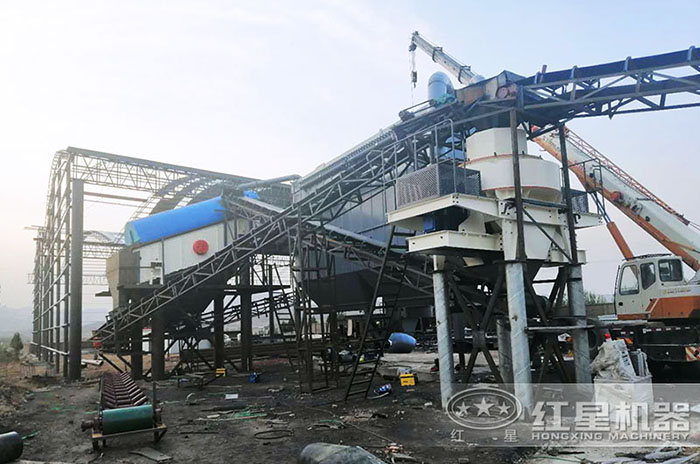 時(shí)產(chǎn)200噸沖擊式破碎機(jī)作業(yè)現(xiàn)場