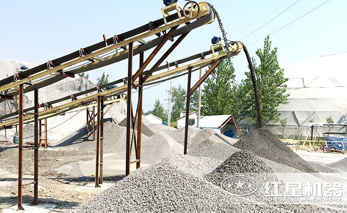 花崗巖鄂式破碎機(jī)作業(yè)現(xiàn)場(chǎng)