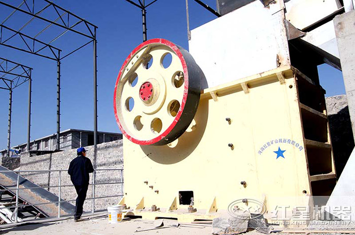 河北邯鄲大型碎石機作業(yè)現(xiàn)場