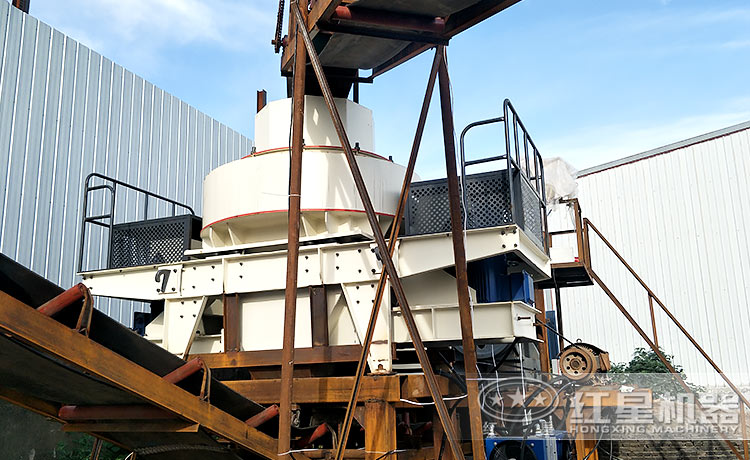 紅星時(shí)產(chǎn)100噸碎石制砂機(jī)設(shè)備作業(yè)現(xiàn)場(chǎng)