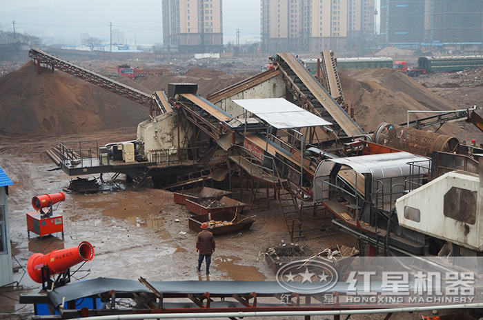 建筑垃圾破碎機(jī)作業(yè)現(xiàn)場