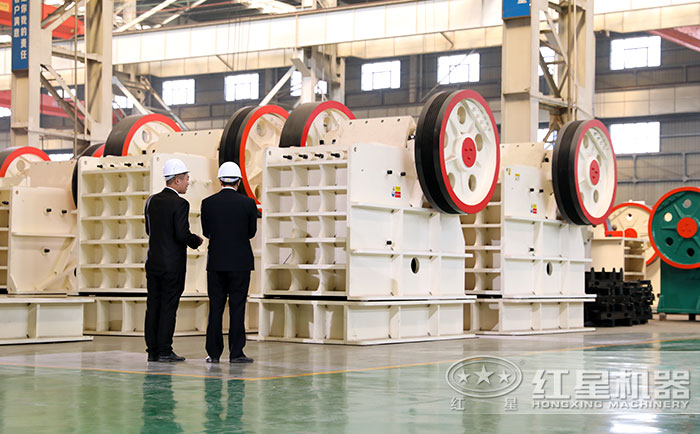 技術(shù)人員對(duì)石頭磕石機(jī)進(jìn)行檢測