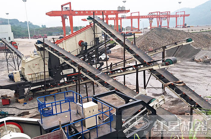 移動(dòng)式破碎機(jī)石子作業(yè)現(xiàn)場(chǎng)