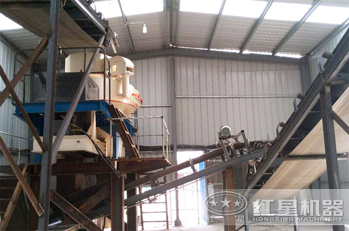 玄武巖的沖擊式碎石機作業(yè)現(xiàn)場