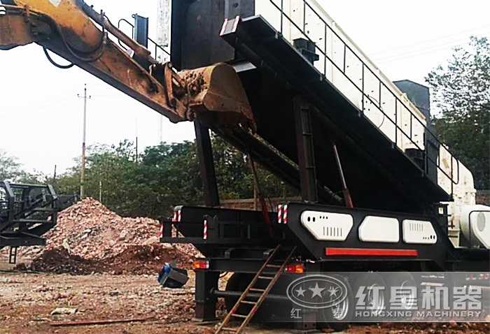 移動(dòng)式混凝土破碎機(jī)作業(yè)現(xiàn)場(chǎng)