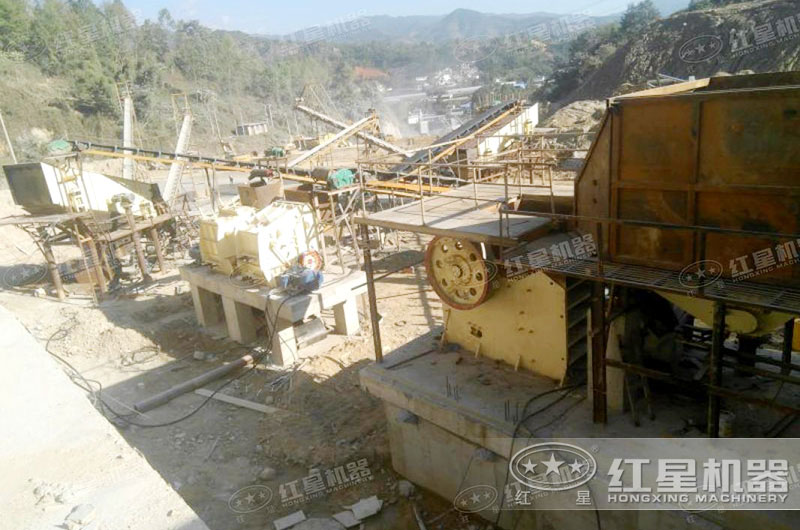一小時100噸石頭碎石機作業(yè)現(xiàn)場