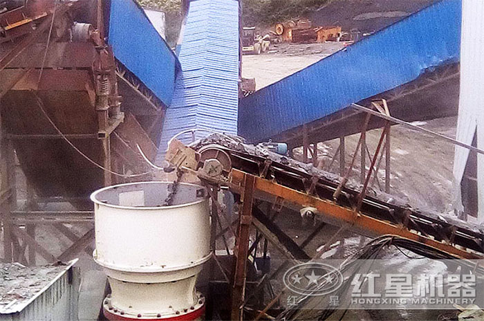 大產(chǎn)量圓錐破碎機(jī)器作業(yè)現(xiàn)場