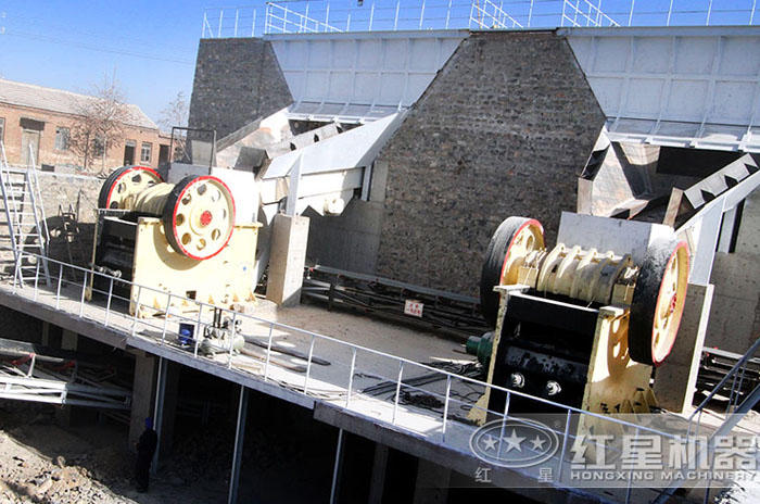 石頭鄂式碎石機(jī)作業(yè)現(xiàn)場