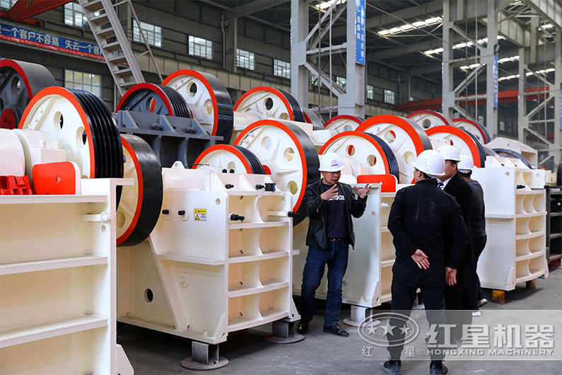 客戶考察顎式破碎機(jī)現(xiàn)場
