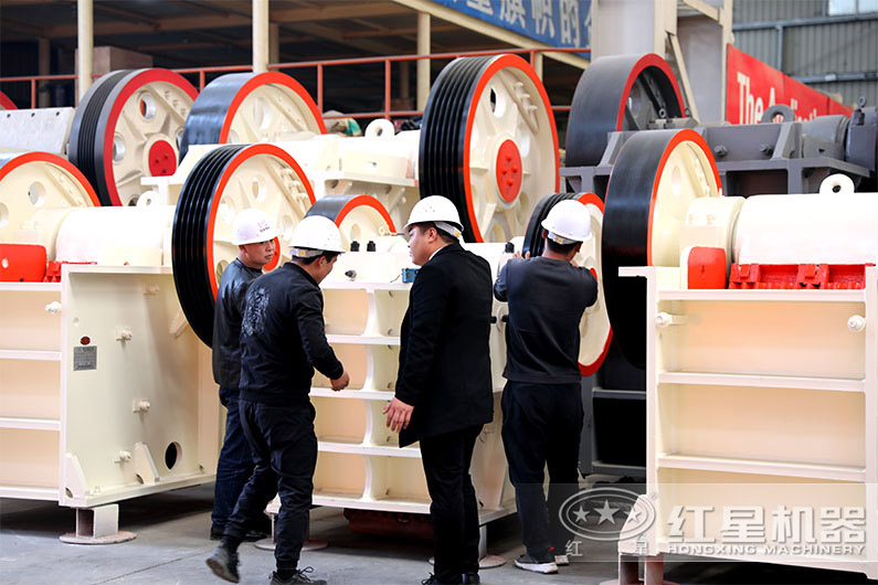 客戶來(lái)廠參觀顎式破碎機(jī)現(xiàn)場(chǎng)