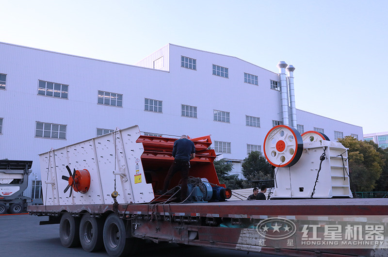 顎式破碎機裝車發(fā)貨現(xiàn)場