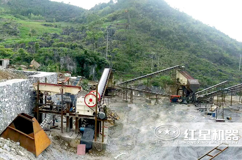 顎式破碎設(shè)備生產(chǎn)現(xiàn)場(chǎng)