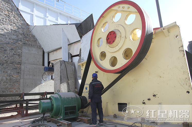 大型顎式破碎機(jī)生產(chǎn)現(xiàn)場