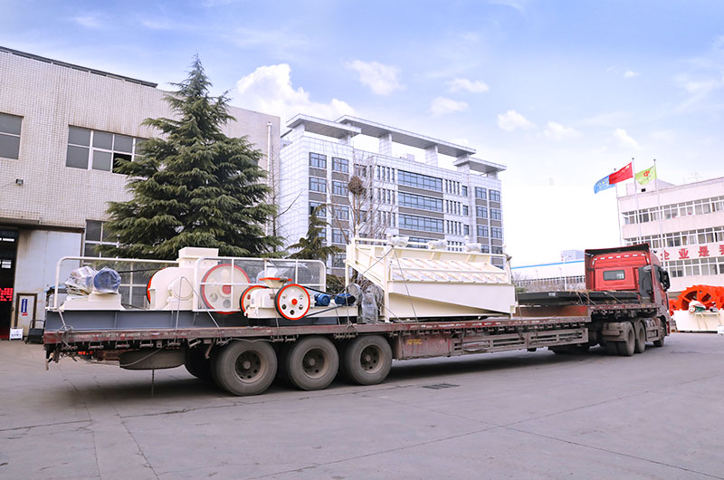 對輥式破碎機(jī)發(fā)貨現(xiàn)場