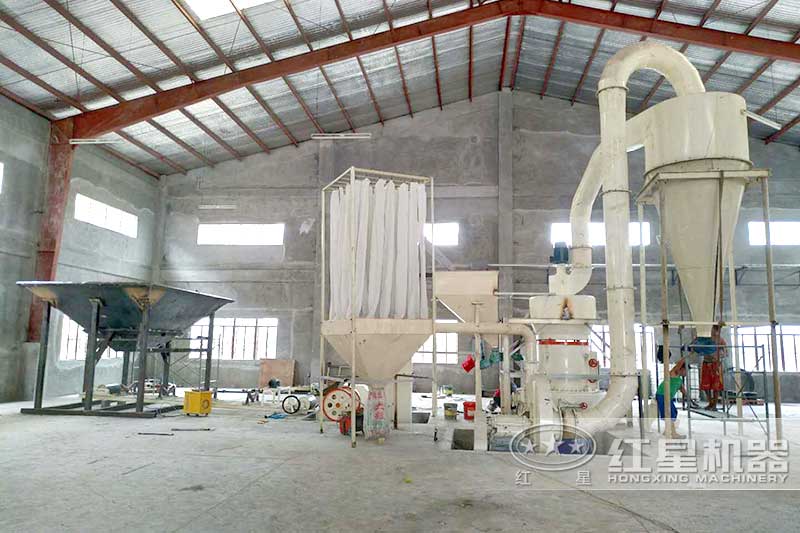 石灰石磨粉機磨粉生產(chǎn)現(xiàn)場