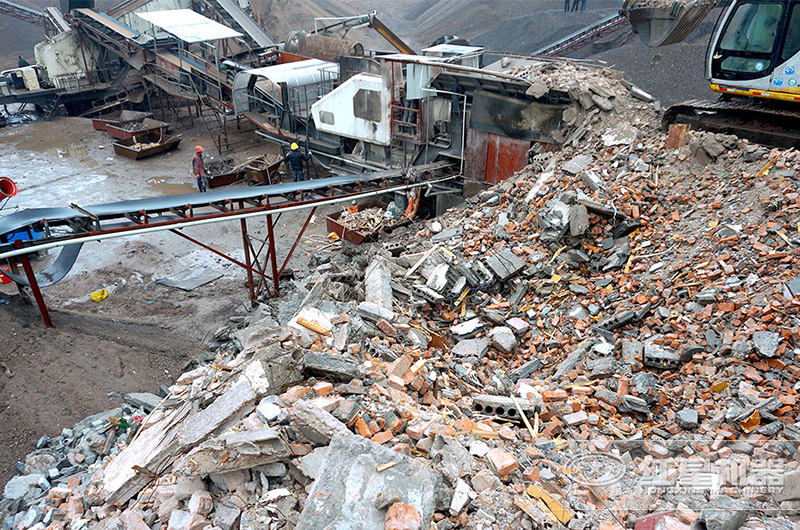 移動(dòng)式破碎生產(chǎn)現(xiàn)場(chǎng)