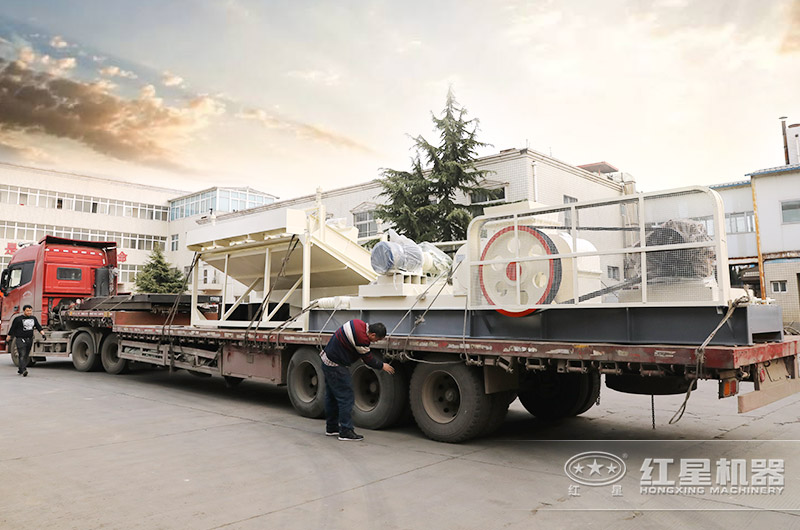 紅星對(duì)輥式破碎機(jī)裝車(chē)現(xiàn)場(chǎng)