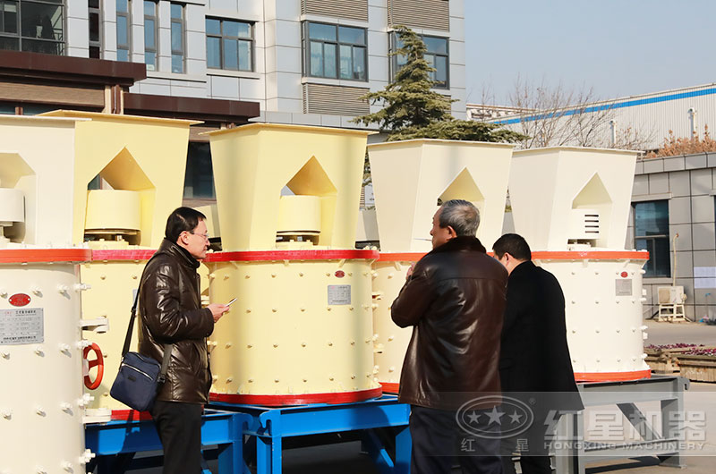 小型立式復合破用戶參觀現(xiàn)場
