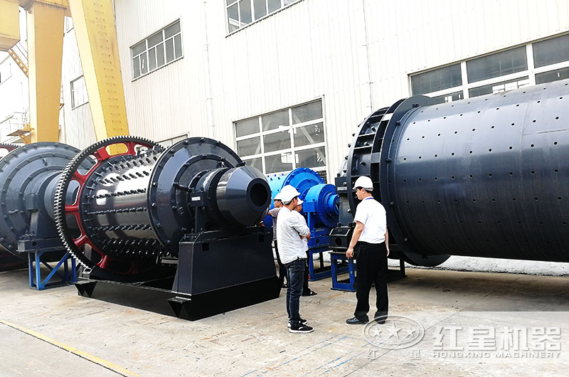 客戶參觀考察水泥型球磨機(jī)